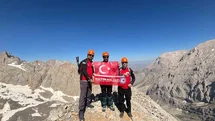 15 Temmuz’da anlamlı mesaj: Türk bayrağını Aladağlar’da dalgalandırdılar