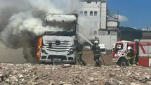 Kocaeli'de Park Halindeki Çekici Yandı