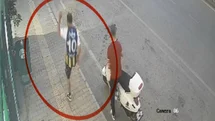Samsun'da Kediye Tekme Atan Şahıs Güvenlik Kamerasında