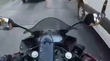 Kör noktada kalan yayaya motosiklet çarptı, o anlar kask kamerasında