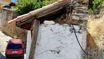 Tarihi çeşmenin çatısı tehlike altında
