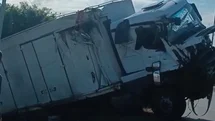 Samsun'da Tır Devrildi, Sürücü Yaralandı
