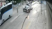 İzmir'de Otomobil Motosiklete Çarptı