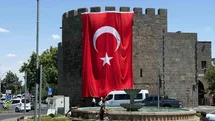 Diyarbakır Surlarında Dev Türk Bayrağı