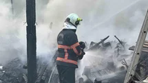 Bahçede çıkan yangın kömürlüğü küle çevirdi