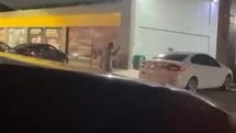 Akaryakıt istasyonunda sopalı kavga kamerada