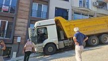 Tekirdağ'da Freni Boşalan Kamyon Evine Çarptı