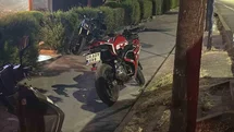 Önüne köpek fırlayan motosikletli, kaza yapıp kendi çağırdığı ambulansı reddetti