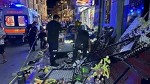 Uşak'ta Aydınlatma Direğine Çarpan Otomobil