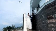 Sıcaktan bunalan gelini dron ile serinletti