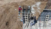 Elazığ'da İnşaat İşçileri Sıcakla Mücadele Ediyor