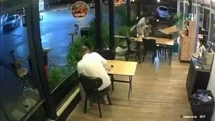 Motosiklet lokantada oturan müşteriye çarptı