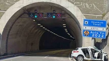 Zonguldak'ta Otomobil Tabela ile Çarpıştı