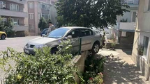 Tekirdağ'da Park Halindeki Araç Bahçe Duvarında Asılı Kaldı
