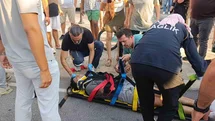 Sürüklenen motosiklet yayaların arasına daldı: 3 yaralı