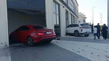 Antalya’da Çarpışan Otomobiller İş Yerine Girdi
