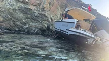 Muğla'da Sürüklenen Tekne Kayalıklara Çarptı