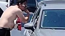 Sakarya'da Yol Kenarında Tıraş Olan Adam
