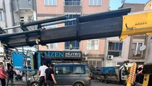 Yük asansörü minibüsün üzerine devrildi