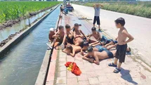 Adana’da çocukların kanal keyfi: Kaldırım plaja döndü