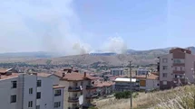 Afyonkarahisar’da otluk alanda çıkan yangına havadan ve karadan müdahale sürüyor