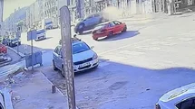 Ara sokaktan çıkan otomobilin çarptığı hafif ticari araç yan yattı