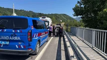 Direksiyon hâkimiyetini kaybeden motosiklet sürücüsü bariyere çarptı: 1 yaralı