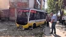 Minibüs, iş yerine çarptıktan sonra boş arsaya uçtu