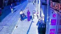 Fatih’te kadın turistlerin cüzdanını çaldılar: Çocuk şüphelilerin suç dosyası kabarık çıktı
