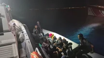 İzmir açıklarında hareketli lastik bot durduruldu: 14 düzensiz göçmen yakalandı