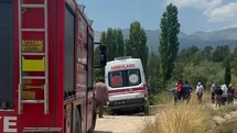 Devrilen traktörün üzerinden yola savrulan genç kadın hayatını kaybetti
