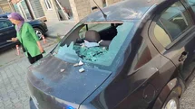 Apartmanın 5. kat balkonundan kopan beton parçaları park halindeki otomobilin üstüne düştü