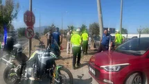 Aydın'da otomobil direğe çarptı