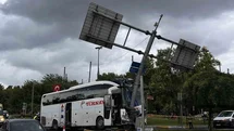 Eyüpsultan’da yolcu otobüsü önce otomobile sonra levhaya çarptı: 30 yaralı