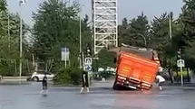 Adana’da su borusu patladı, yollar göl oldu