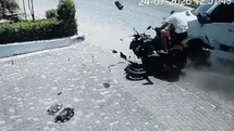 Tur midibüsüyle çarpışan motosiklettekiler yola savruldu