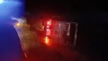 Karapınar’da kamyon şarampole devrildi: 2 yaralı