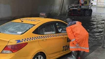 Zincirlikuyu alt geçidini sağanak sonrası su bastı, belediye ekipleri tahliye çalışması başlattı