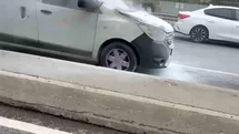 Çekmeköy’de yanan otomobil vatandaşların müdahalesiyle söndürüldü