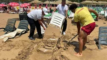 Alanya’da dev dalgalar şezlongları kuma gömdü