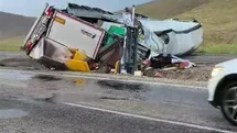 Sivas'ta Tır Devrildi, Sürücü Ağır Yaralı