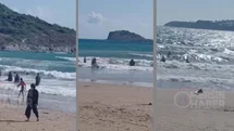 Aydıncık Sahilinde Dalgalara Meydan Okudular: Fırtınaya Rağmen Denize Girdiler