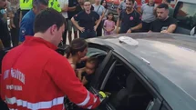 Araçta kilitli kalan çocuk camın kırılmasıyla kurtarıldı