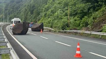 Rize'de Yamaçtan Kayalar Düştü