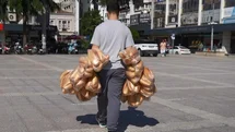 Samsun'da Ekmek Taşıyan Garson