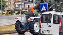 Bolu'da Traktör Sürücüsünden İlginç Yağmur Önlemi