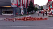 Çaycuma'da Tırdan Tuğla Saçıldı