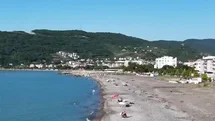 Cide’de selin ardından vatandaşlar sahillerde denize girmeye başladı