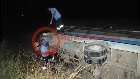 Tarsus'ta tarım işçilerini taşıyan araç kanala uçtu