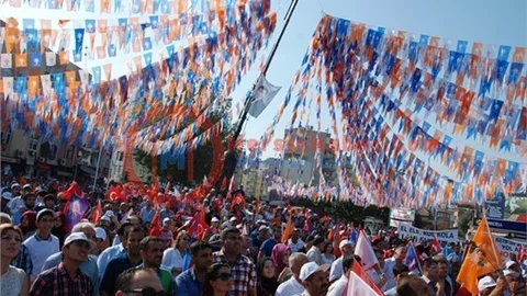 Eski Bakan Lütfi Elvan Mehter Takımıyla Tarsus'a Çıkartma Yaptı